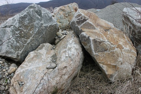 Kamenclub.ru: Гранит скальник (серо-зеленый) фр. 500-1500 мм.  купить в Балашихе гранит мрамор  серый зеленый темно-серый глыба скальная колотая ландшафтная 7 500 руб/т   фото КАМЕНЬ КЛУБ