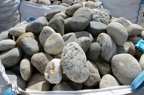 Kamenclub.ru: Речной валун (Ассорти) фр.100-300 мм.  купить в Балашихе галечник серый, темно-серый, светло-серый речная галька крупных размеров 4200 руб/т   фото КАМЕНЬ КЛУБ