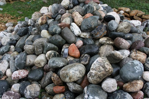 Kamenclub.ru: Ландшафтные валунчики фр.100-500 мм.  купить в Балашихе крупный природный камень серый, темно-серый, светло-серый речной валун крупный 4800 руб/т   фото КАМЕНЬ КЛУБ