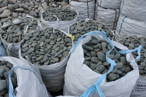 Kamenclub.ru: Темно-серый валунчик фр.100-300 мм.  купить в Балашихе крупный природный камень серый, темно-серый, светло-серый речная галька большого размера окатанная 4500 руб/т   фото КАМЕНЬ КЛУБ