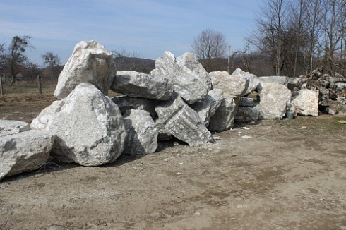 Kamenclub.ru: Мраморизированный известняк фр.500-1500 мм.  купить в Балашихе    10000 руб/т   фото КАМЕНЬ КЛУБ