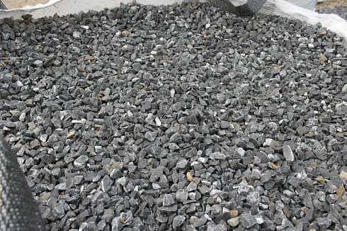 Kamenclub.ru: Щебень крошка черный (мрамор) фр. 5-10 мм.  купить в Балашихе мрамор черный с белыми прожилками, черный, белый мраморная крошка декоративная ландшафтная 11000 руб/т   фото КАМЕНЬ КЛУБ