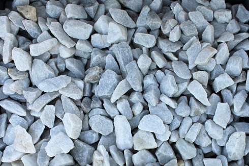 Kamenclub.ru: Мраморная крошка, щебень, цвет-белый, фр. 3-5 мм.  купить в Балашихе мрамор белый молочный бежевый мрамор колотый 11500 руб/т   фото КАМЕНЬ КЛУБ