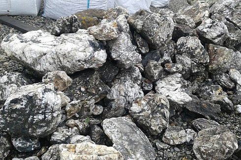 Kamenclub.ru: Черный гранит - кварцит фр. 100-500 мм.  купить в Балашихе мрамор гранит черный с белыми прожилками, серый, белый валун скальный колотый 7000 руб/т   фото КАМЕНЬ КЛУБ
