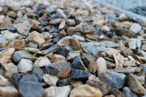 Kamenclub.ru: Мраморная крошка (щебень крошка медовый), фр. 10-20 мм.  купить в Балашихе песчаник бежевый, серый каменная ландшафтная крошка  12000 руб/т   фото КАМЕНЬ КЛУБ