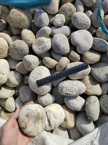 Kamenclub.ru: Галька речная окат (серо-белая) фр. 70-120 мм купить  в Балашихе галька галечник бело-серая, серо-белая, серая, белая речная природная галька  8000 руб/т   фото КАМЕНЬ КЛУБ