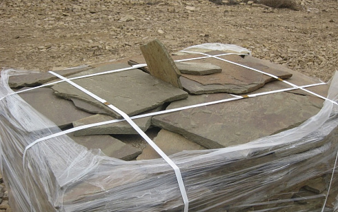 Kamenclub.ru: Песчаник пластушка серо-зеленый (3,0 см)  купить в Балашихе песчаник серо-зеленый, серый, зеленый песчаник пластушка колотый рваный ландшафтный 10200 руб/м3   фото КАМЕНЬ КЛУБ