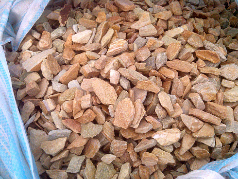 Kamenclub.ru: Щебень крошка желтый (ЗЛАТОЛИТ) фр. 10-20 мм.  купить в Балашихе златолит бежевый, золотистый, желтый каменная декоративная крошка щебня златолита 10800 руб/т   фото КАМЕНЬ КЛУБ