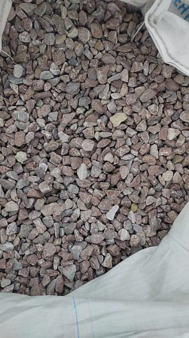 Kamenclub.ru: Мраморная крошка (щебень галтованный розовый) фр.20-40 мм.  купить в Балашихе мрамор розовый, красный оголтованный округлый щебень  15000 руб/т   фото КАМЕНЬ КЛУБ