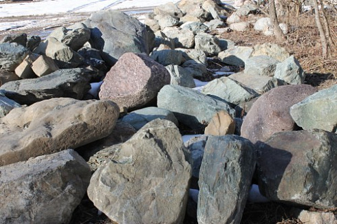 Kamenclub.ru: Гранит скальник (серо-зеленый) фр. 500-1500 мм.  купить в Балашихе гранит мрамор  серый зеленый темно-серый глыба скальная колотая ландшафтная 7 500 руб/т   фото КАМЕНЬ КЛУБ