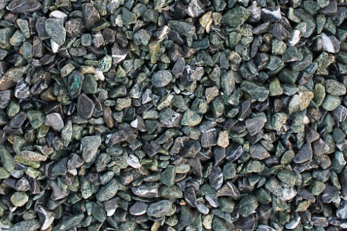 Kamenclub.ru: Мраморная крошка (щебень галтованный микс:зеленый-черный) фр.10-20 мм.  купить в Балашихе мрамор зеленый, черный декоративные ландшафтные окатанные округлые камни щебня 14500 руб/т   фото КАМЕНЬ КЛУБ