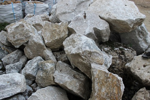 Kamenclub.ru: Мраморизированный известняк фр. 100-500 мм.  купить в Балашихе известняк серый белый темно-серый сероватый валун природного образования окатанный 10500 руб/т   фото КАМЕНЬ КЛУБ