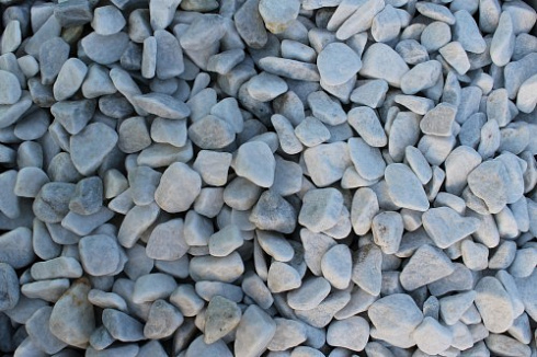 Kamenclub.ru: Мраморная крошка (щебень галтованный белый), фр.20-40 мм.  купить в Балашихе мрамор белый бежевый молочный мраморный щебень декоративный 17000 руб/т   фото КАМЕНЬ КЛУБ