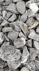 Kamenclub.ru: Щебень галтованный черный (мрамор) фр.40-70 мм.  купить в Балашихе мрамор черный с белыми прожилками, черный, белый щебень галтованный округлый 13500 руб/т   фото КАМЕНЬ КЛУБ