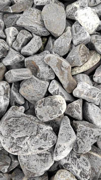 Kamenclub.ru: Щебень галтованный черный (мрамор) фр.40-70 мм.  купить в Балашихе мрамор черный с белыми прожилками, черный, белый щебень галтованный округлый 13500 руб/т   фото КАМЕНЬ КЛУБ