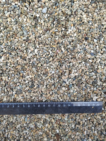 Kamenclub.ru: Галька речная окат (серая) фр.3-5 мм купить  в Балашихе галька речная серая бежевый темно-серый окатанный речной камень округлый 9500 руб/т   фото КАМЕНЬ КЛУБ