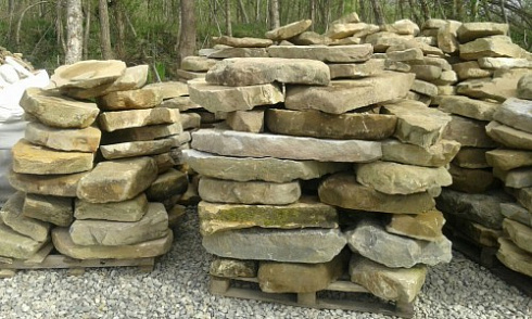 Kamenclub.ru: Песчаник плиты - плахи - пошаговые дорожки (фр. 70-150 мм)  купить в Балашихе песчаник серый бежевый желтый зеленый колотый песчаник строительный 6500 руб/т   фото КАМЕНЬ КЛУБ