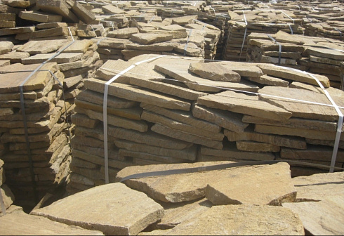 Kamenclub.ru: Песчаник пластушка желтый с рисунком (3 см)  купить в Балашихе песчаник желтый с рисунком, рыжий, желтый песчаник пластушка ландшафтная рваная 8 500 руб/м3   фото КАМЕНЬ КЛУБ