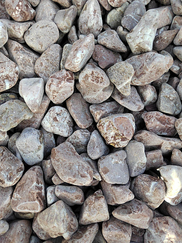 Kamenclub.ru: Мраморная крошка (щебень галтованный розовый) фр.10-20 мм.  купить в Балашихе мрамор розовый, красный ландшафтный декоративный окатанный округлый щебень 15000 руб/т   фото КАМЕНЬ КЛУБ