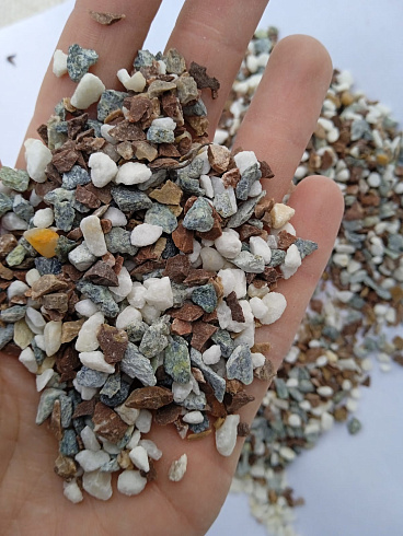 Kamenclub.ru: Мраморная крошка (щебень крошка микс : белый-черный-розовый) фр. 3-5 мм.  купить в Балашихе мрамор белый, черный, розовый, разноцветный мраморная каменная крошка декорвтивная 12000 руб/т   фото КАМЕНЬ КЛУБ