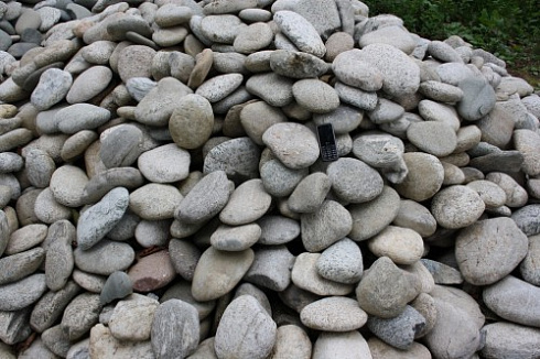 Kamenclub.ru: Галька речная плоская (бело-серая) фр. 100-200-300 мм. купить  в Балашихе галька речная плоская серый, белый, бело-серый, серо-белый речная галька плоская  9000 руб/т   фото КАМЕНЬ КЛУБ