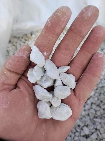 Kamenclub.ru: Мраморная крошка, щебень, цвет-белый, фр. 10-20 мм.  купить в Балашихе мрамор белый, молочный айвори каменная ландшафтная декоративная крошка шебня 12000 руб/т   фото КАМЕНЬ КЛУБ