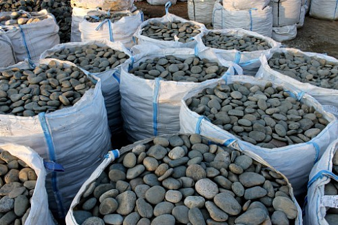 Kamenclub.ru: Галька речная плоская (темно-серая) фр. 100-200-300 мм. купить  в Балашихе галька речная плоская темно-серый, серый, синий речной галечник плоский 9000 руб/т   фото КАМЕНЬ КЛУБ