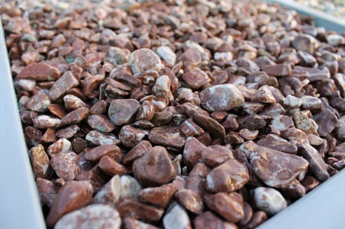 Kamenclub.ru: Мраморная крошка (щебень галтованный розовый) фр.10-20 мм.  купить в Балашихе мрамор розовый, красный ландшафтный декоративный окатанный округлый щебень 15000 руб/т   фото КАМЕНЬ КЛУБ