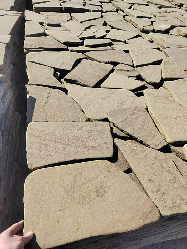 Kamenclub.ru: Песчаник галтованный для облицовки (фр. 2-5 см)  купить в Балашихе песчник рыжий желтый серый песчаник окатанный речной 6 000 руб/т   фото КАМЕНЬ КЛУБ