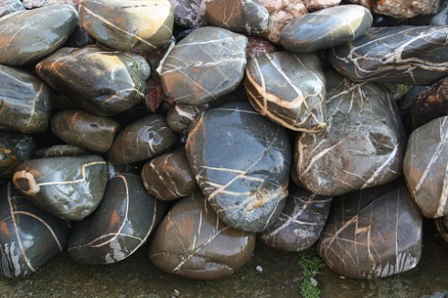 Kamenclub.ru: Валунчик Паутинник фр.100-300 мм  купить в Балашихе крупный природный камень галечник темно-серый с прожилками белый черный речной валунчик 5000 руб/т   фото КАМЕНЬ КЛУБ