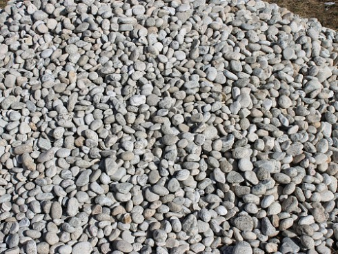Kamenclub.ru: Галька речная окат (серо-белая) фр. 70-120 мм купить  в Балашихе галька галечник бело-серая, серо-белая, серая, белая речная природная галька  8000 руб/т   фото КАМЕНЬ КЛУБ