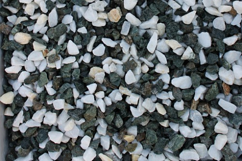 Kamenclub.ru: Мраморная крошка (щебень крошка микс : белый-черный-розовый) фр. 3-5 мм.  купить в Балашихе мрамор белый, черный, розовый, разноцветный мраморная каменная крошка декорвтивная 12000 руб/т   фото КАМЕНЬ КЛУБ