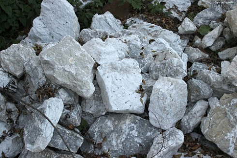 Kamenclub.ru: Мраморизированный известняк фр. 100-500 мм.  купить в Балашихе известняк серый белый темно-серый сероватый валун природного образования окатанный 10500 руб/т   фото КАМЕНЬ КЛУБ