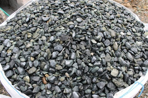 Kamenclub.ru: Щебень галтованный зеленый (змеевик) фр. 20-40 мм.  купить в Балашихе мрамор зеленый, салатовый оголтованный щебень мраморный 12500 руб/т   фото КАМЕНЬ КЛУБ