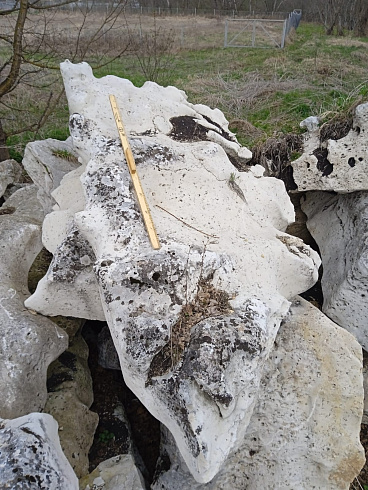 Kamenclub.ru: Выветренный известняк (степной) фр. 500-1500 мм.  купить в Балашихе    10000 руб/т   фото КАМЕНЬ КЛУБ