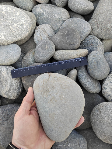 Kamenclub.ru: Галька речная плоская (ассорти) фр. 70-150 мм. купить  в Балашихе галька галечник серый белый темно-серый синий светло-серый плоская природная галька  9000 руб/т   фото КАМЕНЬ КЛУБ