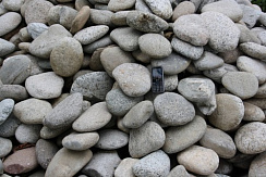 Kamenclub.ru: Галька речная плоская (бело-серая) фр. 100-200-300 мм. купить в Балашихе галька речная плоская серый, белый, бело-серый, серо-белый речная галька плоская  9000 руб/т   фото КАМЕНЬ КЛУБ