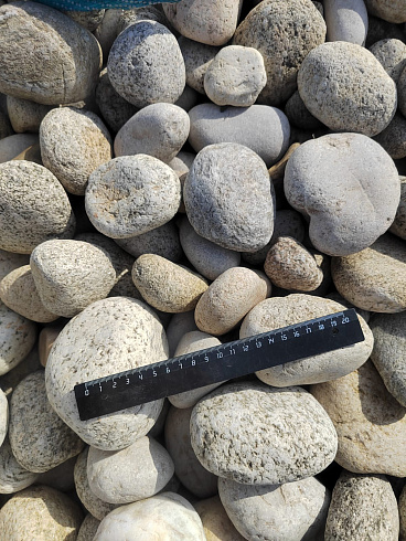 Kamenclub.ru: Галька речная окат (серо-белая) фр. 70-120 мм купить  в Балашихе галька галечник бело-серая, серо-белая, серая, белая речная природная галька  8000 руб/т   фото КАМЕНЬ КЛУБ