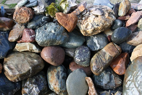 Kamenclub.ru: Ландшафтные валунчики фр.100-500 мм.  купить в Балашихе крупный природный камень серый, темно-серый, светло-серый речной валун крупный 4800 руб/т   фото КАМЕНЬ КЛУБ