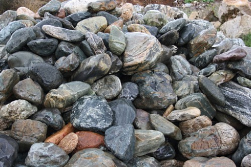 Kamenclub.ru: Ландшафтные валунчики фр.100-500 мм.  купить в Балашихе крупный природный камень серый, темно-серый, светло-серый речной валун крупный 4800 руб/т   фото КАМЕНЬ КЛУБ