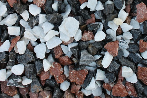 Kamenclub.ru: Мраморная крошка (щебень крошка микс : белый-черный-розовый) фр. 3-5 мм.  купить в Балашихе мрамор белый, черный, розовый, разноцветный мраморная каменная крошка декорвтивная 12000 руб/т   фото КАМЕНЬ КЛУБ