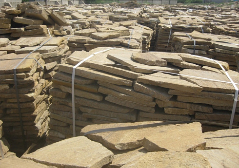 Kamenclub.ru: Песчаник пластушка желтый с рисунком (3 см)  купить в Балашихе песчаник желтый с рисунком, рыжий, желтый песчаник пластушка ландшафтная рваная 8 500 руб/м3   фото КАМЕНЬ КЛУБ