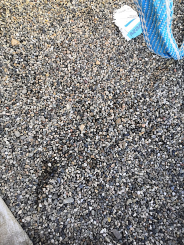 Kamenclub.ru: Галька речная окат (серая) фр.3-5 мм купить  в Балашихе галька речная серая бежевый темно-серый окатанный речной камень округлый 9500 руб/т   фото КАМЕНЬ КЛУБ