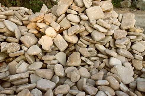 Kamenclub.ru: Песчаник для мощения дорожек, площадок, парковок ( фр 5-10 см)  купить в Балашихе песчаник  серый желтый коричневый рыжий песчаник оголтованный окатанный 6500 руб/т   фото КАМЕНЬ КЛУБ