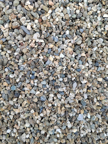 Kamenclub.ru: Галька речная окат (серая) фр.3-5 мм купить  в Балашихе галька речная серая бежевый темно-серый окатанный речной камень округлый 9500 руб/т   фото КАМЕНЬ КЛУБ