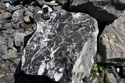 Kamenclub.ru: Черный мрамор скальник фр. 1000-1500 мм.  купить в Балашихе мрамор черный белый серый крупный колотый валун ландшафтный 9000 руб/т   фото КАМЕНЬ КЛУБ