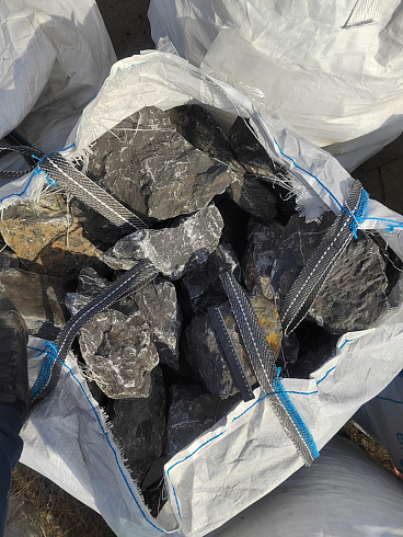 Kamenclub.ru: Черный мрамор скальник фр. 100-500 мм.  купить в Балашихе мрамор черный белый серый крупный колотый валун ландшафтный 8500 руб/т   фото КАМЕНЬ КЛУБ