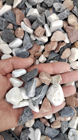 Kamenclub.ru: Мраморная крошка (щебень галтованный микс:белый-зеленый-розовый) фр.20-40 мм.  купить в Балашихе мрамор белый, зеленый, розовый мрамор декоративный (галтовка) 15500 руб/т   фото КАМЕНЬ КЛУБ