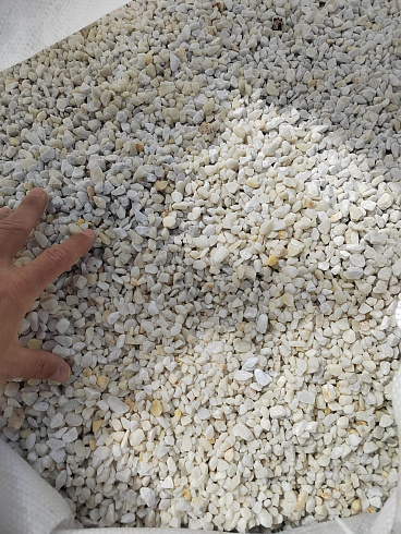 Kamenclub.ru: Мраморная крошка, щебень, цвет-белый, фр. 5-10 мм.  купить в Балашихе мрамор белый, айвори, молочный мраморная каменная крошка ландшафтная 12000 руб/т   фото КАМЕНЬ КЛУБ