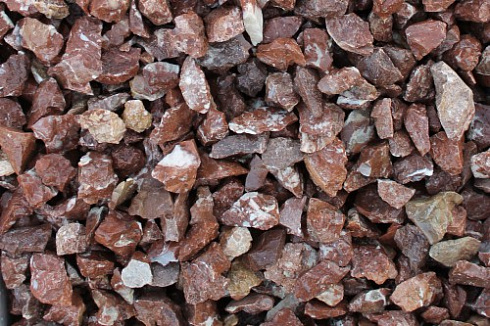 Kamenclub.ru: Мраморная крошка (щебень крошка розовый) фр. 3-5 мм.  купить в Балашихе мрамор розовый, красный декоративная ландшафтная мраморная крошка 11500 руб/т   фото КАМЕНЬ КЛУБ